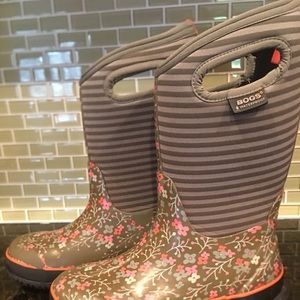 Girls size 3 Bogs